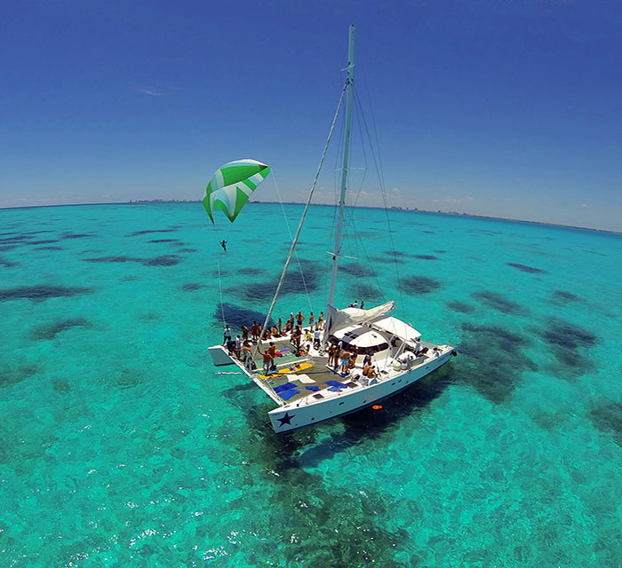 isla-mujeres-en-catamaran