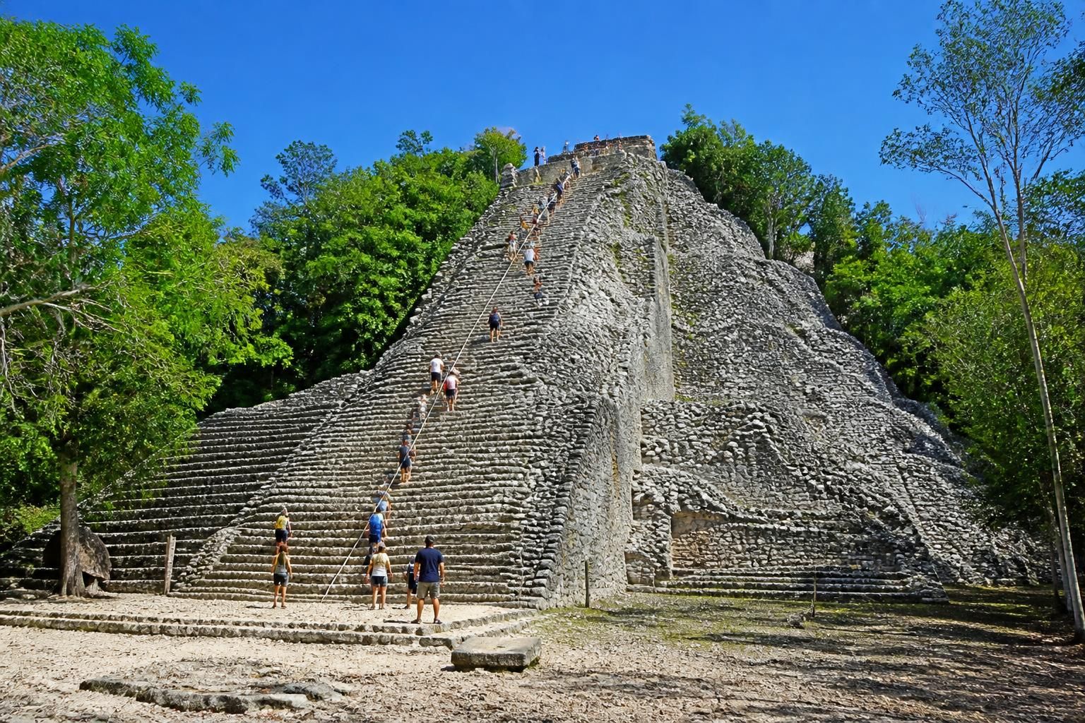 descubre cómo subir a la pirámide de cobá y disfruta la experiencia única de escalar la última estructura maya accesible, explorando historia y vistas impresionantes.