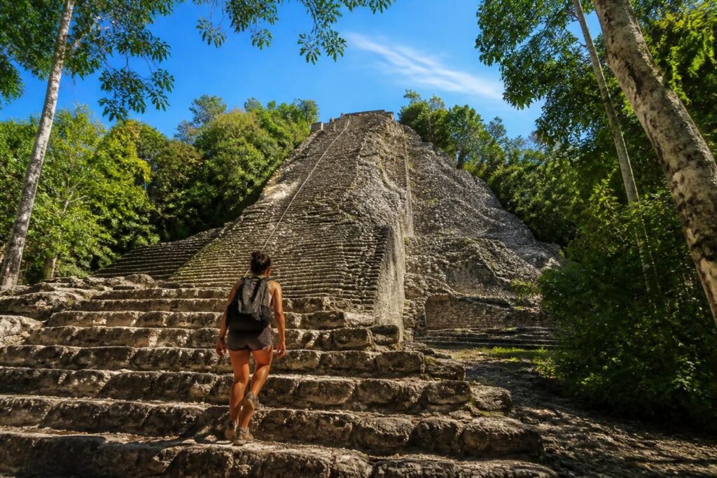descubre cómo subir a la pirámide de cobá, la última que aún se puede escalar, y disfruta de una experiencia única en la antigua ciudad maya.