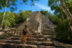 Cómo subir a la pirámide de Cobá y disfrutar la última que aún se puede escalar