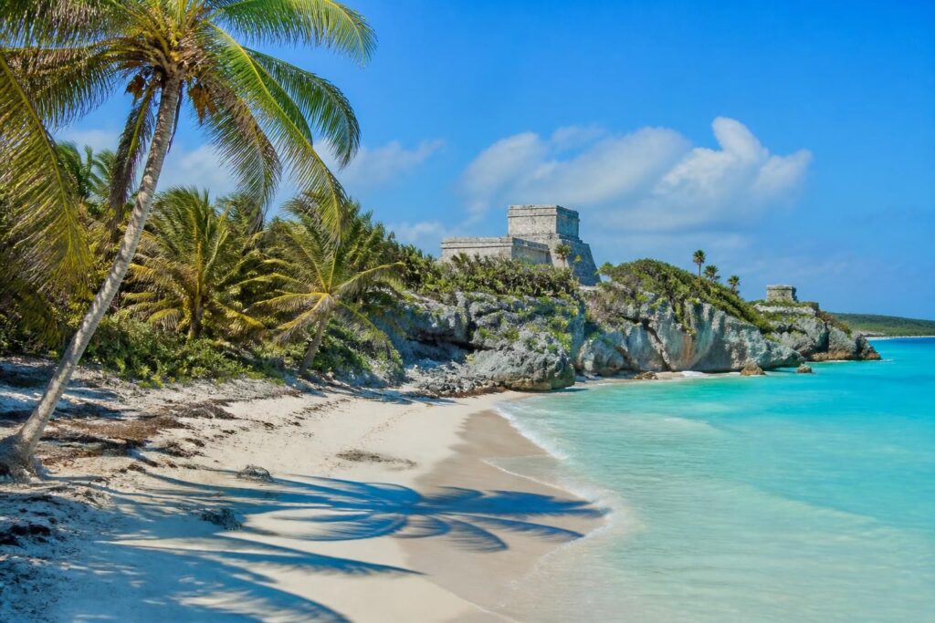 explora playa paraíso en tulum, la paradisíaca playa cerca de las ruinas mayas, ideal para disfrutar de aguas cristalinas y arena blanca en un entorno natural incomparable.