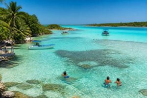 Excursión a Bacalar: descubre la laguna de los 7 colores y sus maravillas naturales