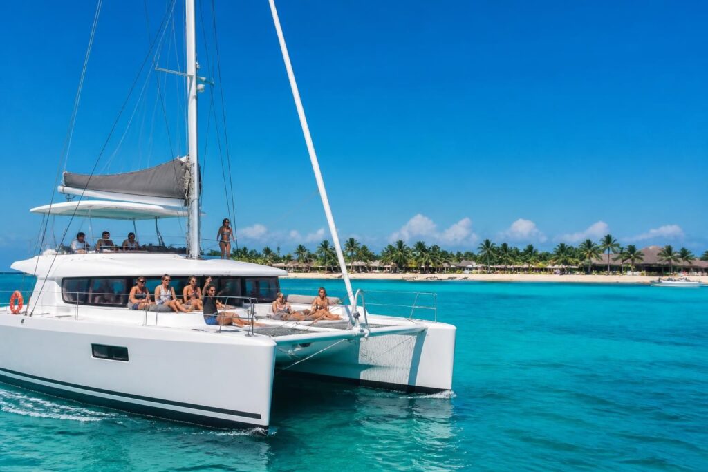 disfruta una excursión inolvidable a isla mujeres en catamarán desde playa del carmen. navega por aguas cristalinas, explora playas paradisíacas y vive una aventura única en el caribe mexicano.