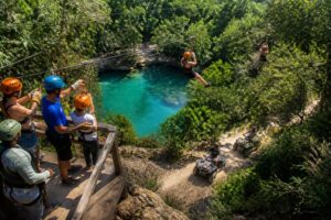 Qué esperar en una excursión de tirolesa y cenote con ATV