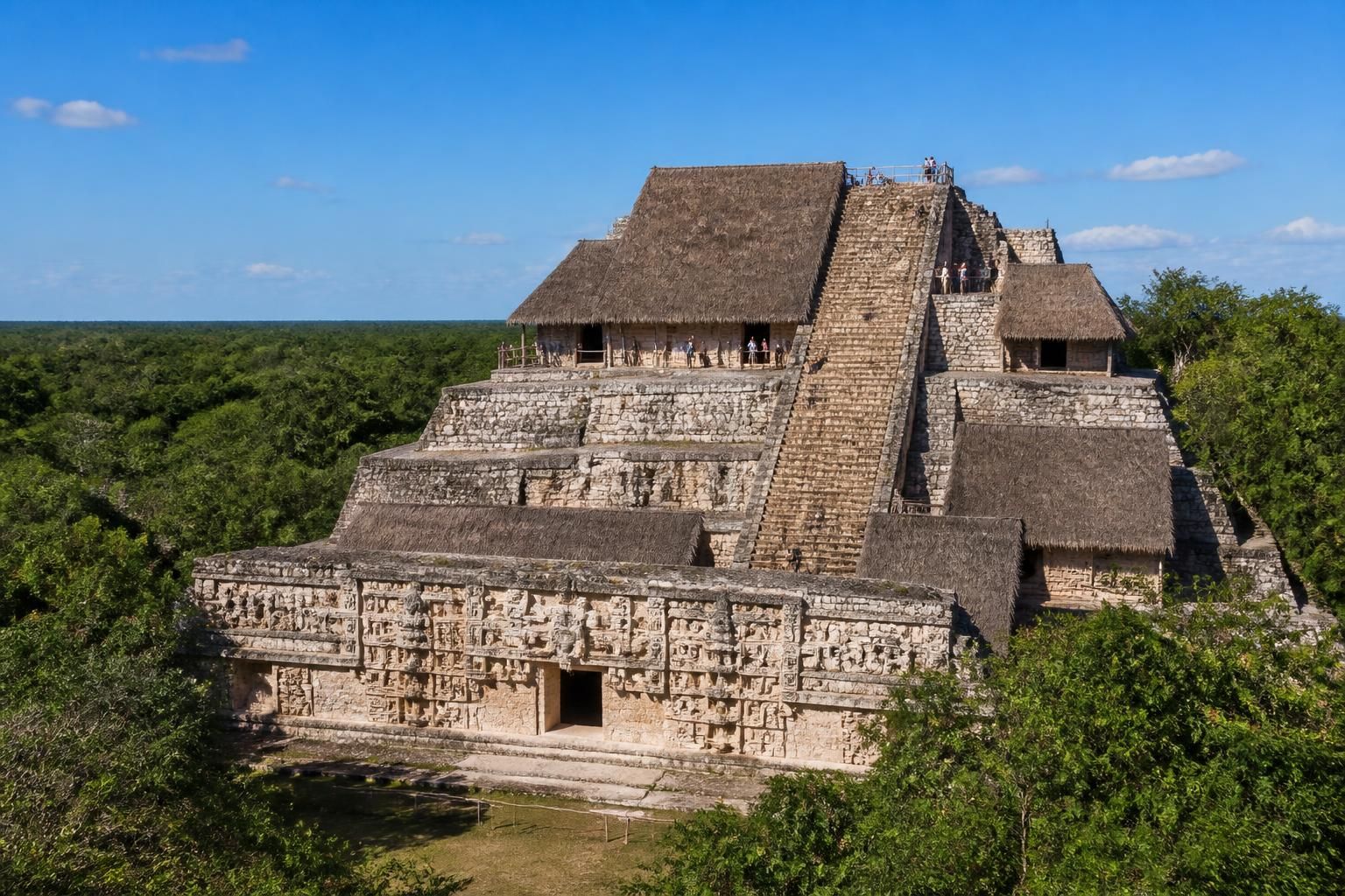 descubre ek balam, la pirámide maya menos turística de yucatán, un sitio arqueológico lleno de historia y belleza natural lejos de las multitudes.