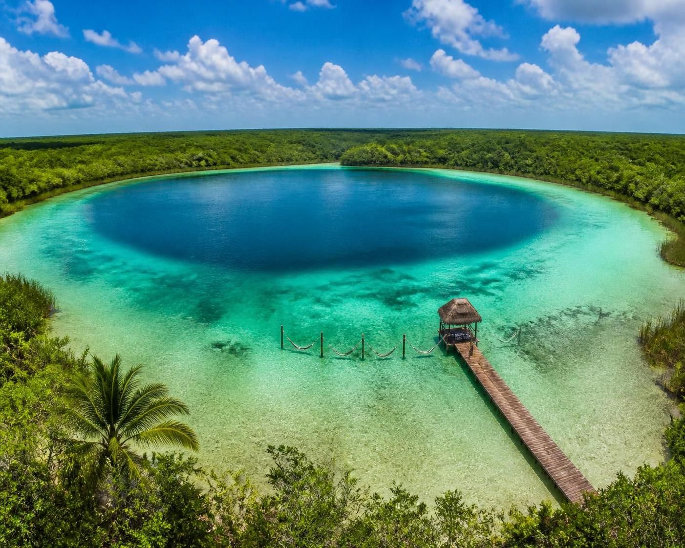 explora laguna kaan luum, un cenote circular impresionante en méxico que cautiva a todos con sus aguas cristalinas y belleza natural única.