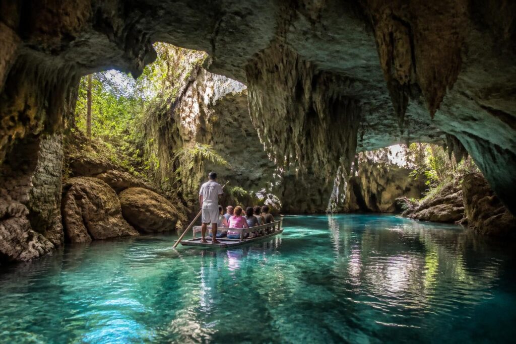 explora el río subterráneo de xcaret y vive una experiencia única llena de aventura y belleza natural en un entorno mágico bajo tierra.
