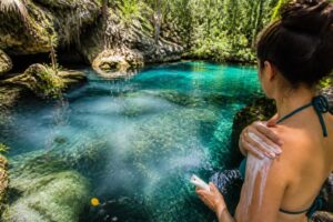 Impacto ambiental del bloqueador solar convencional en los cenotes y cómo protegerlos