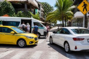 Opciones de transporte en playa del Carmen: taxis, colectivos y renta de auto