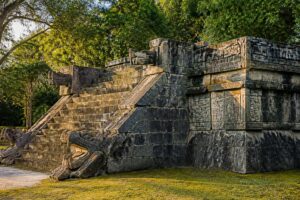 Templo del jaguar en chichén itzá: historia y simbolismo detrás de este monumento maya